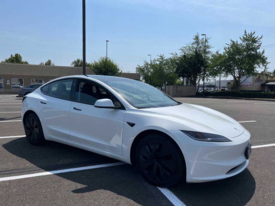 Tesla Model 3      2024
