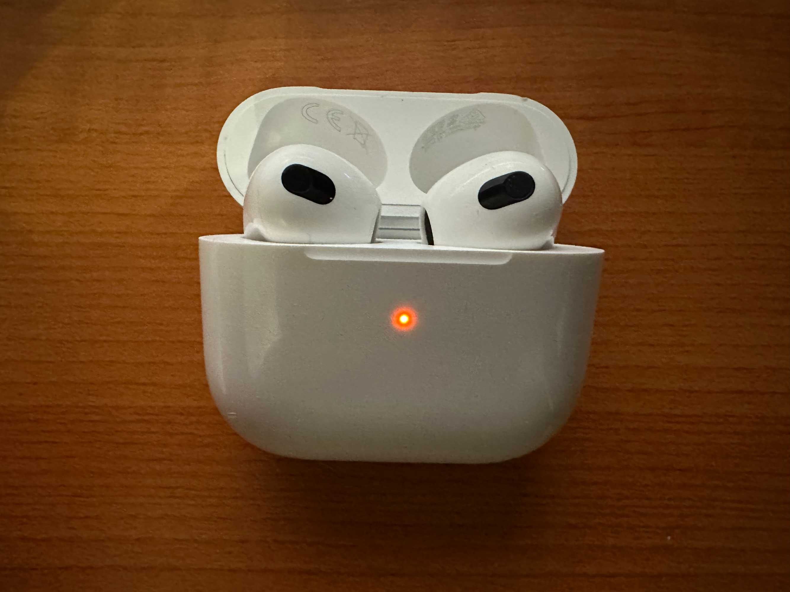 AirPods 3 com acessórios originais