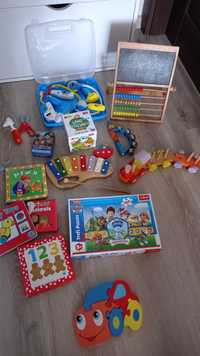 Zabawki, puzzle, książki dla maluchów.
