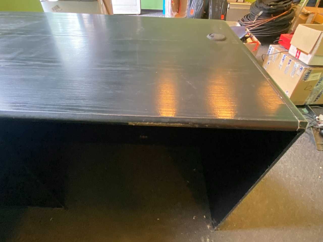 Czarne biurko do firmy
