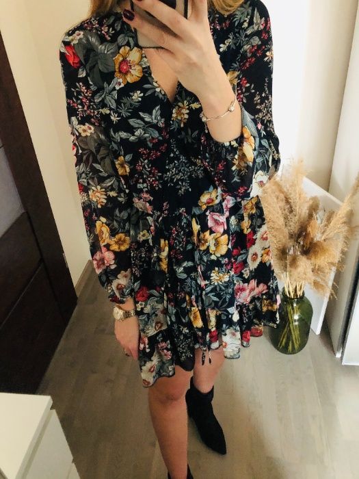 Czarna kwiecista sukienka