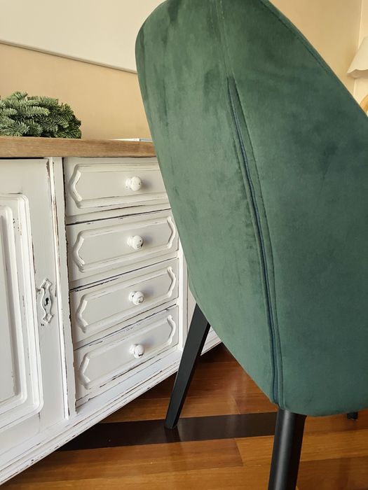 Welurowe krzesło w kolorze butlekowej zielni