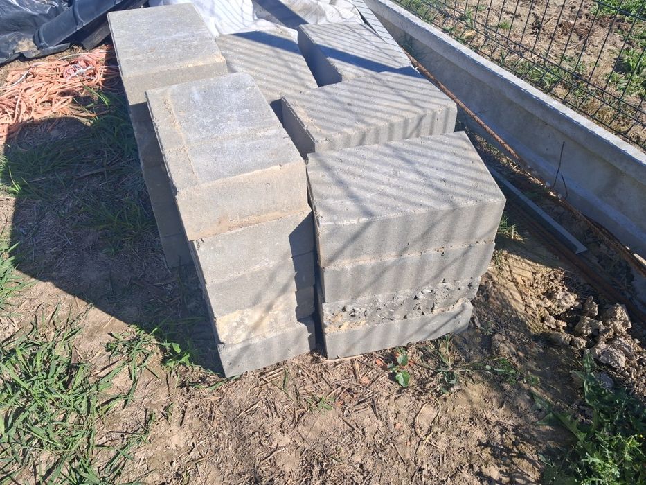 bloczek fundamentowy i  siatka zbrojeniowa  bloczki fundamentowe