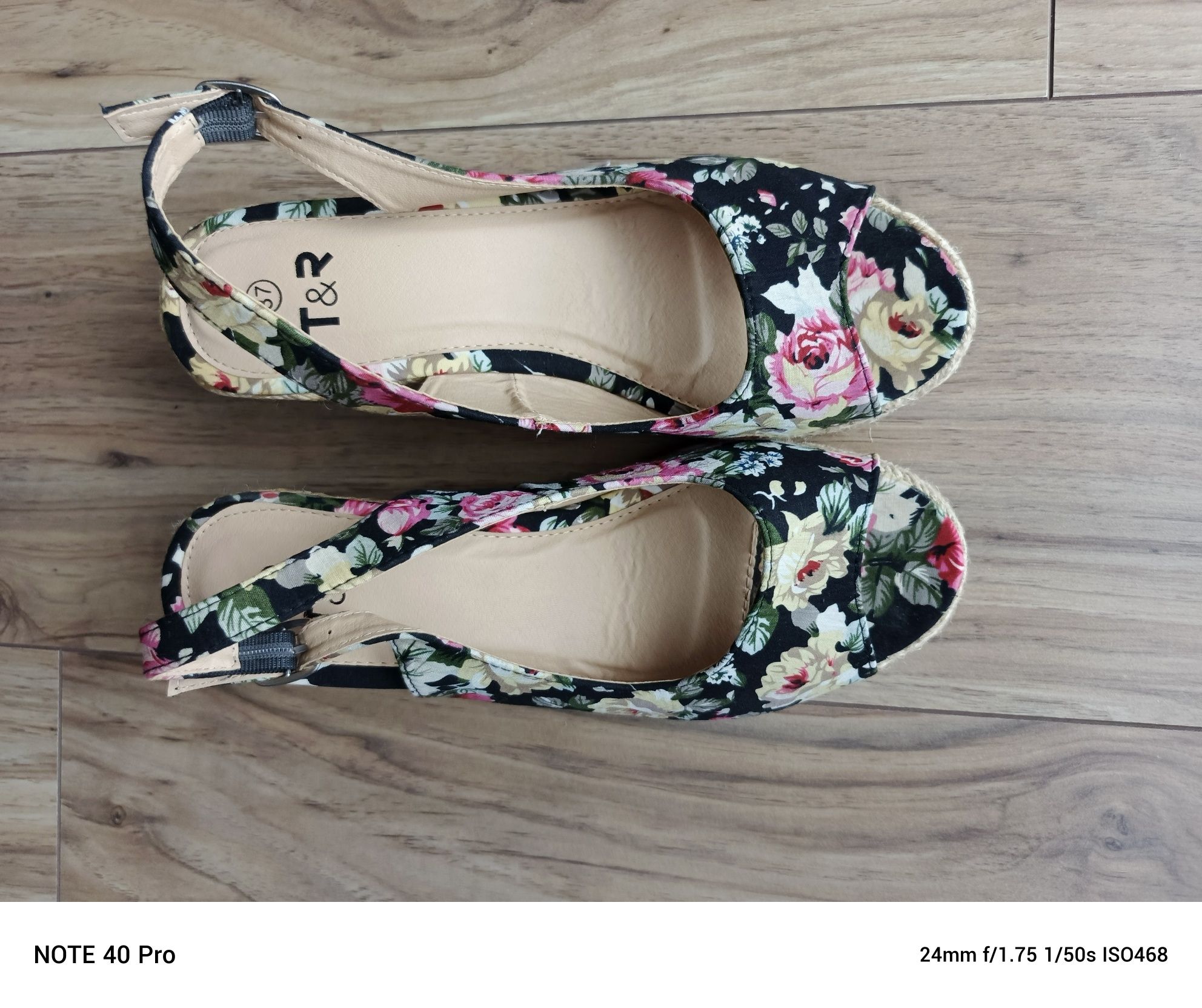 Letnie buty w kwiaty