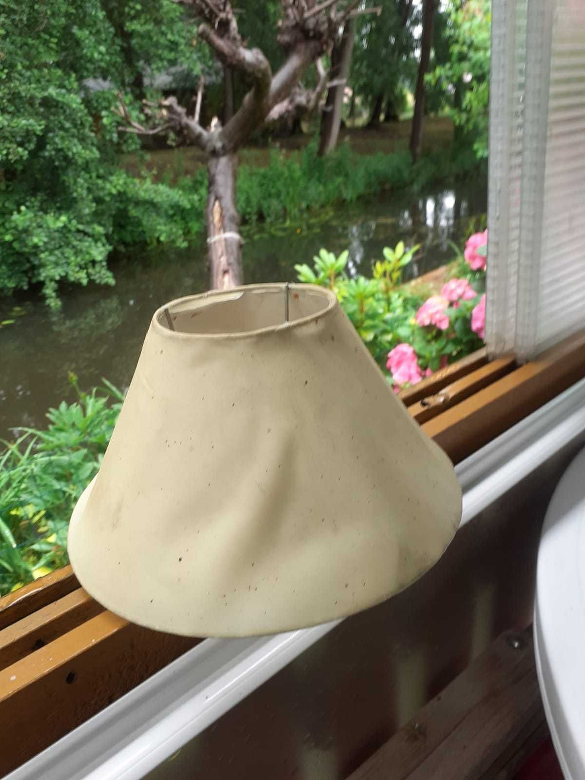 Lampa z abażurem