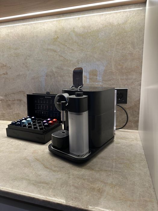 Máquina de Café Nespresso com Depósito de Leite – Excelente Estado
