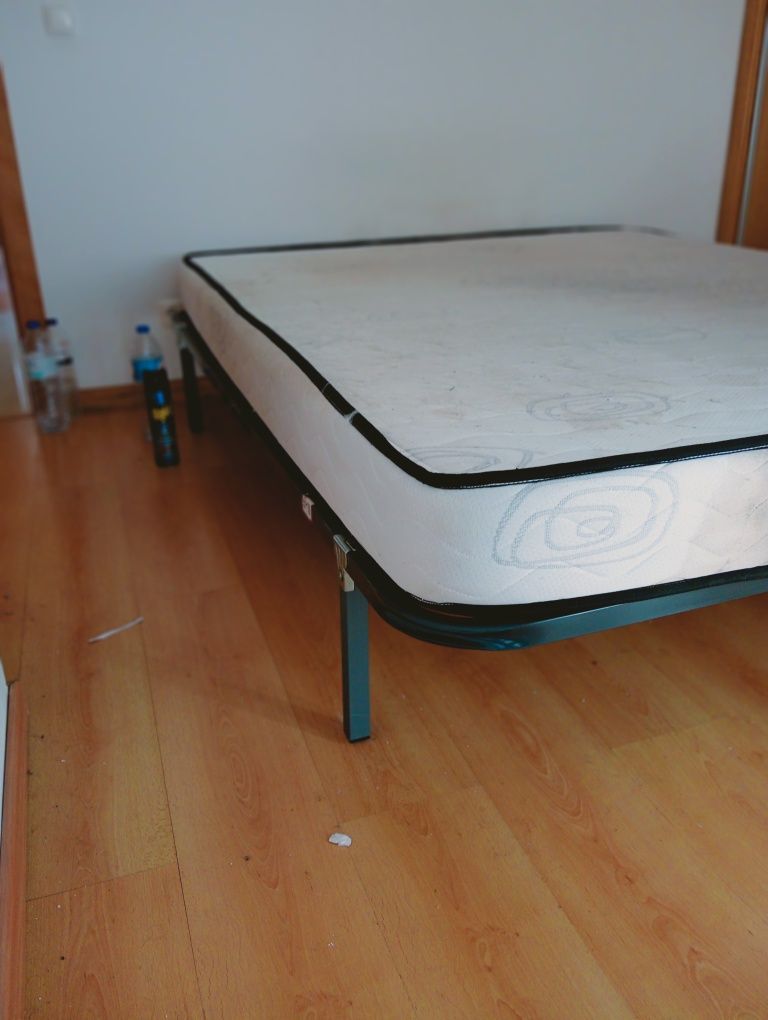 Vendo estrado com colchão