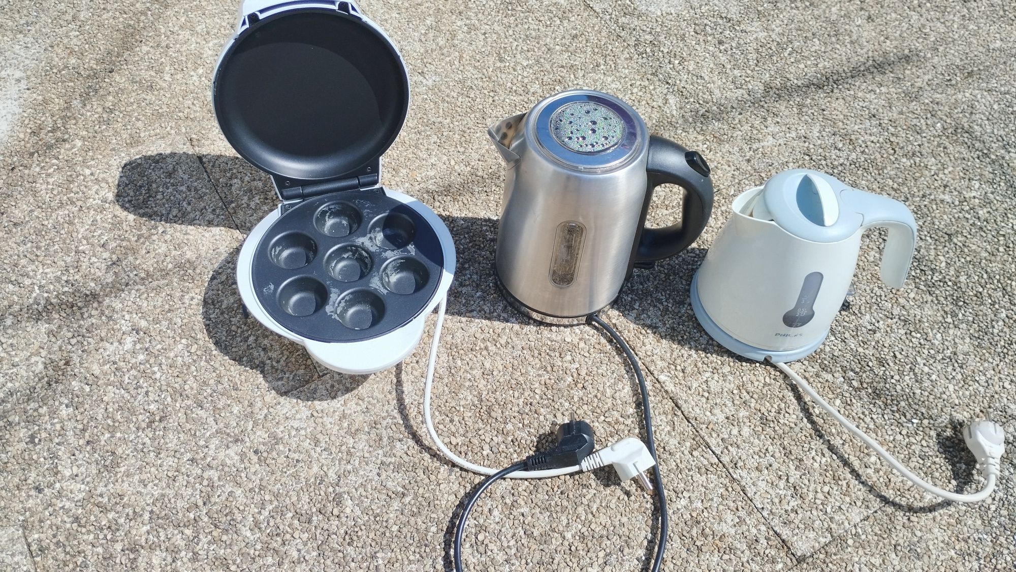 Cafeteira de aquecer água e coqueira eletricas