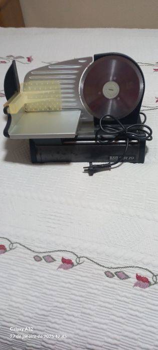 Uma  Máquina de cortar Fiambre, queijo.