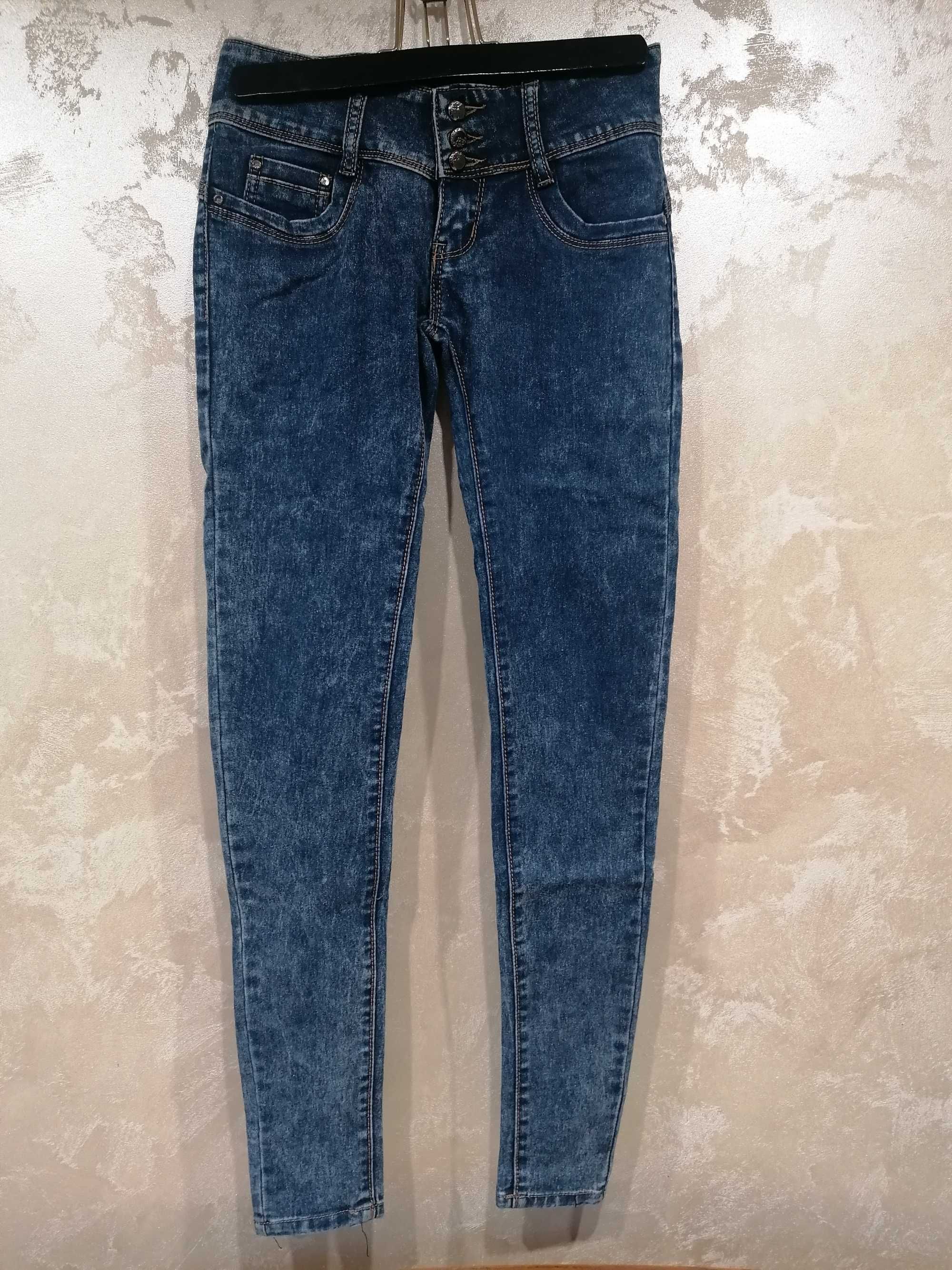 Granatowe jeansy skinny