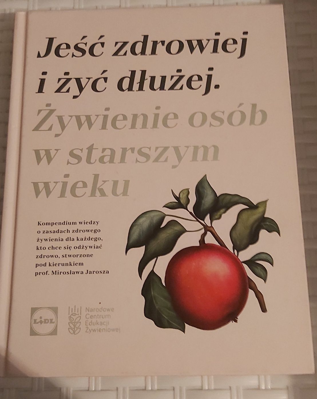 Książka Jeść zdrowiej i żyć dłużej. Żywienie osób w starszym wieku.