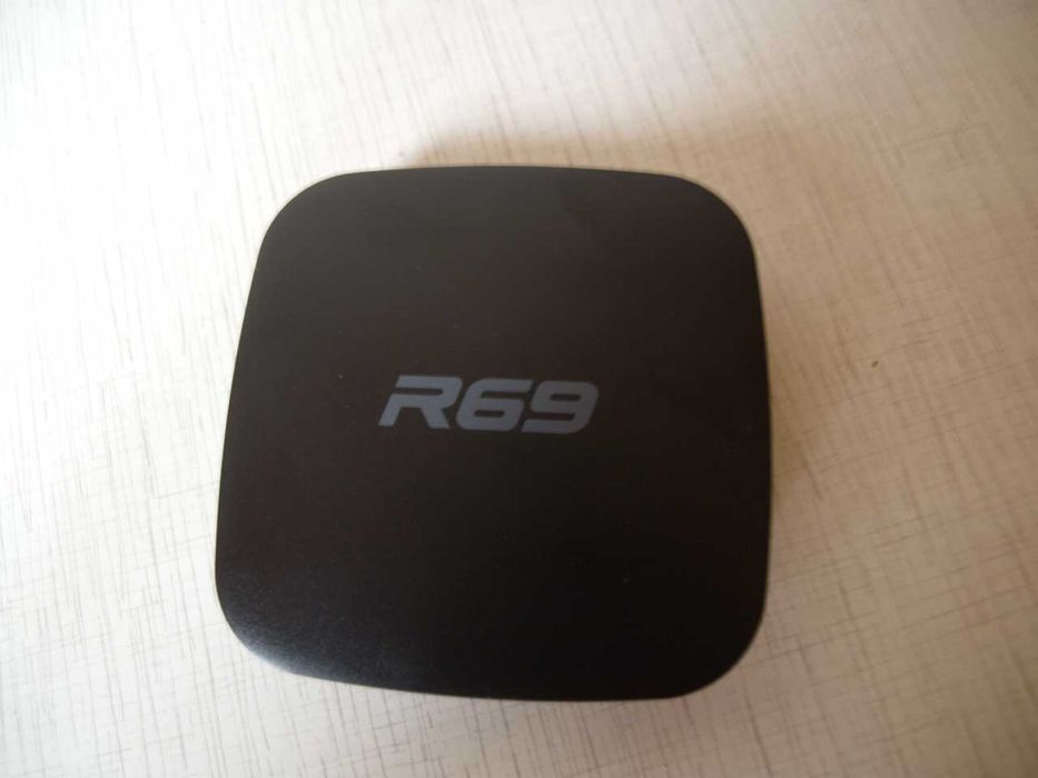 Продам НОВУ SMART приставку TV Box R69  mini 2 Gb/16 gb