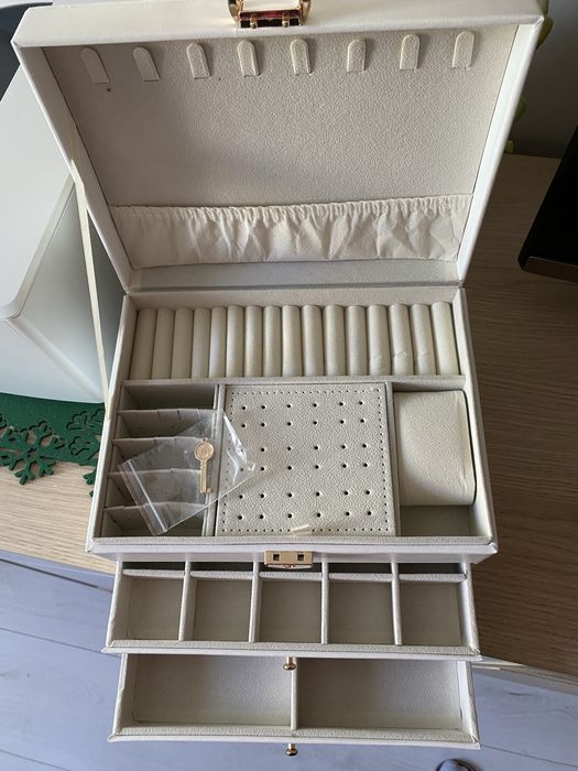 Nowa szkatułka na biżuterie pudełko kuferek organizer biała pikowana