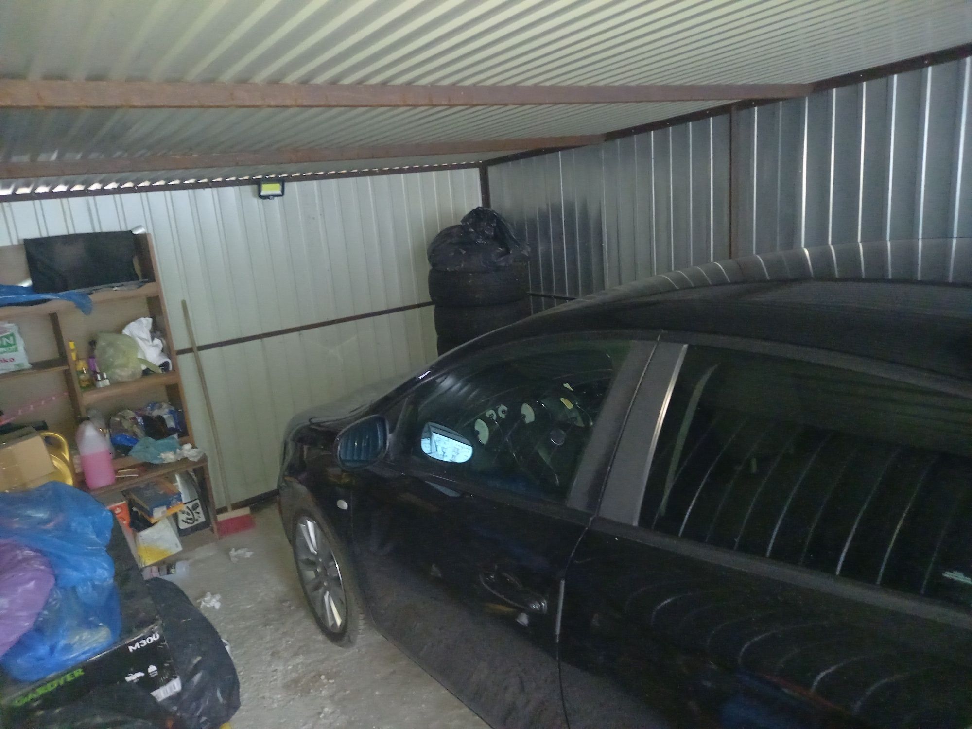 Sprzedam garaza blaszany na własnościowym gruncie.