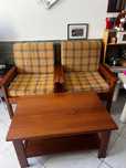 Jogo de 2 poltronas e uma mesa de centro