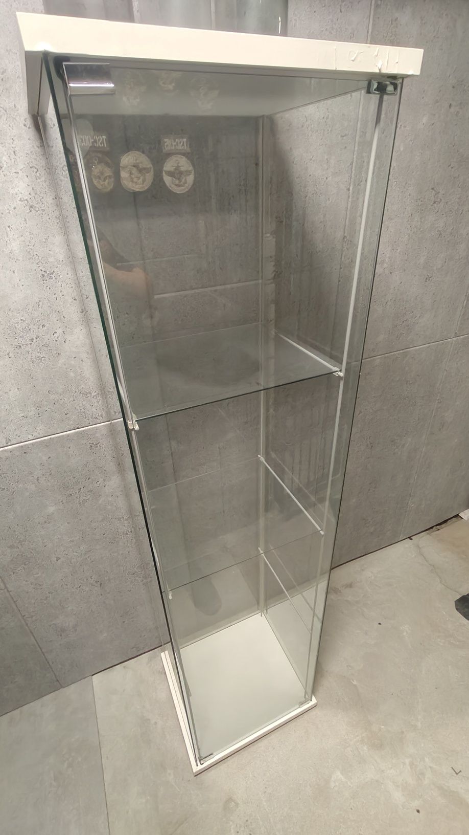 Gablota Ikea szklana wysoka z półkami i drzwiami