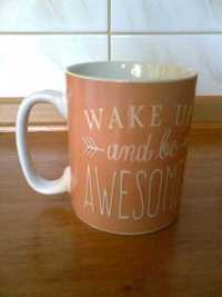 Kubek z napisem "Wake up and be awesome"