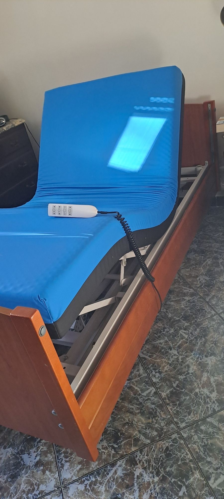 Cama articulada com rodas