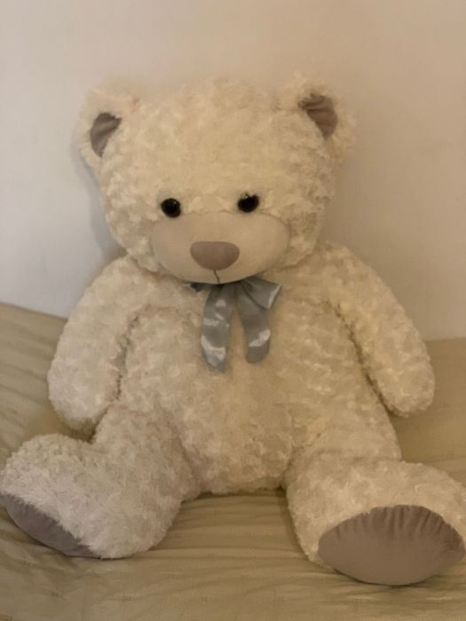 Miś o wysokości 65-70 cm. Duża pluszowa zabawka.