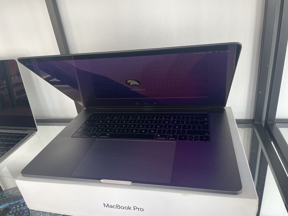 Macbook pro 15 touchbar / 2018 / 16 gb / 256 ssd / como novo