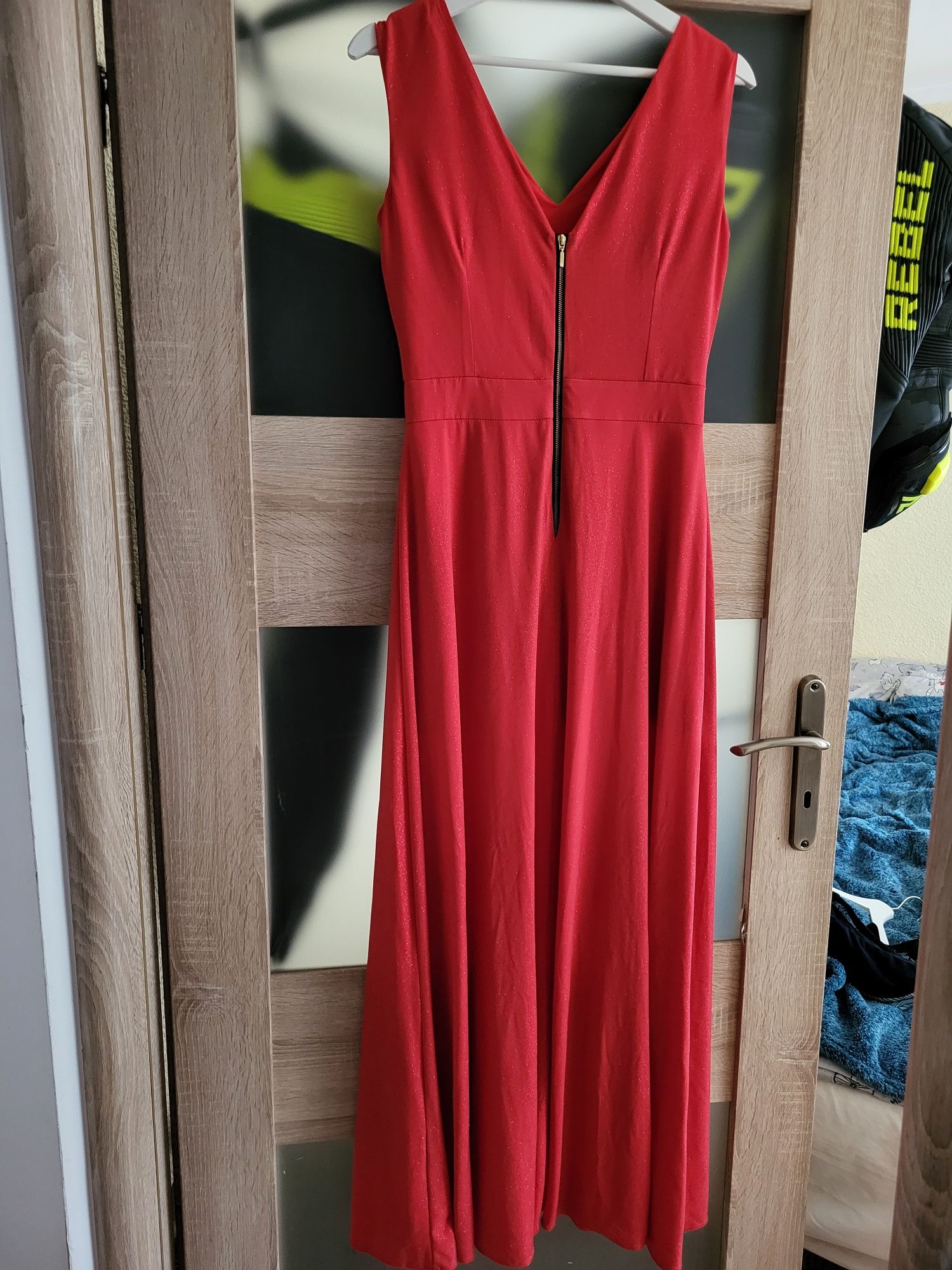 Długa czerwona suknia błyszcząca