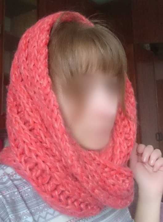 Капор-снуд вязаный красивого лососевого цвета