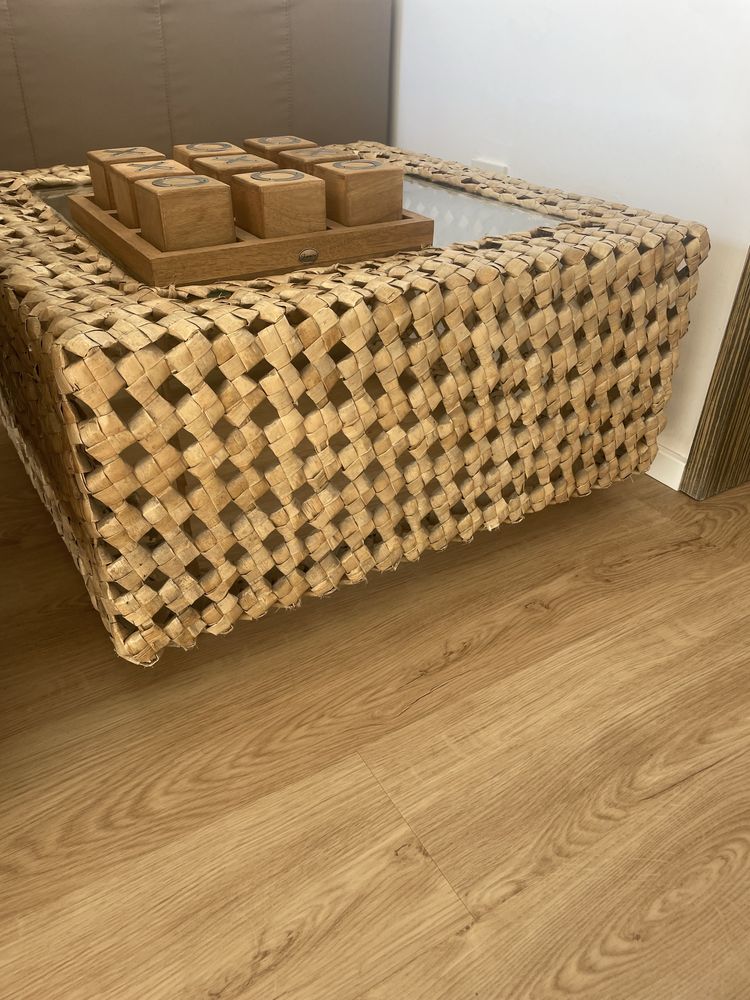 Mesa de centro ou de apoio quadrada com vidroe rattan