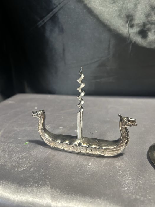 Metalowa łódź wikinga z korkociągiem – praktyczna i dekoracyjna