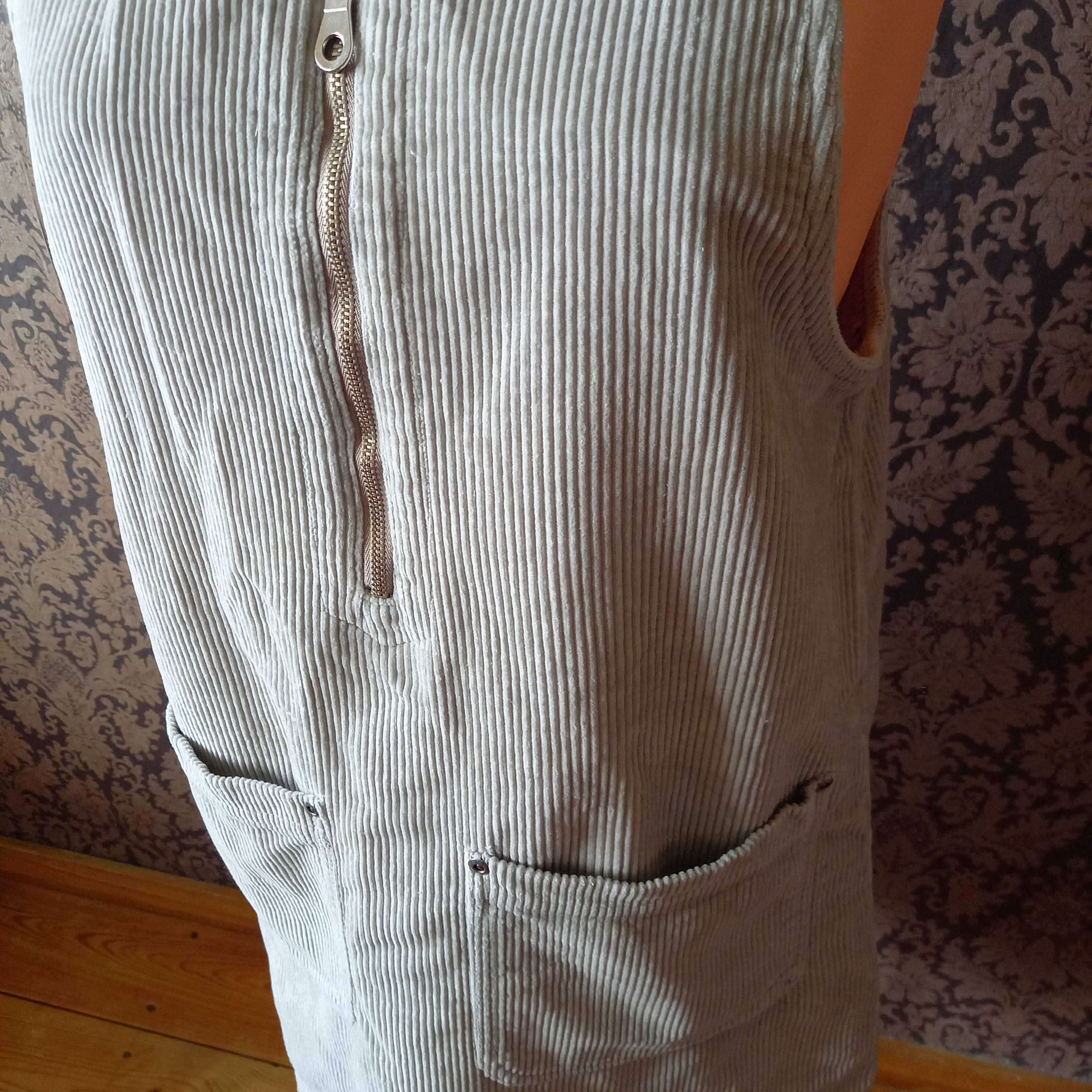 sztruksowa sukienka na szelkach khaki