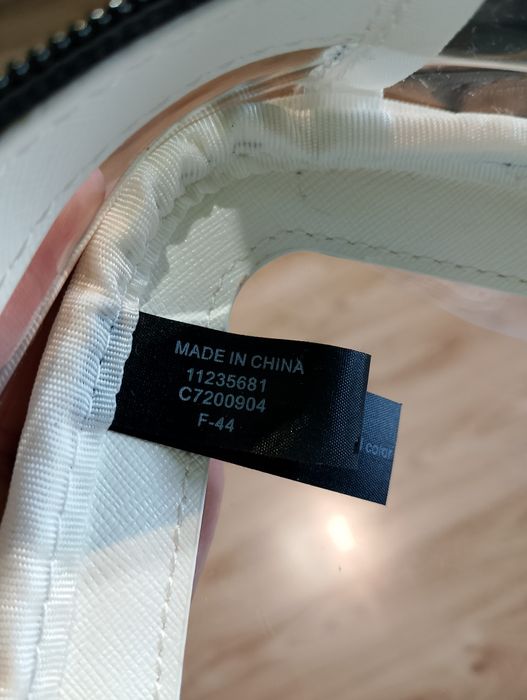 Beżowa Przezroczysta Damska Kosmetyczka Guess Ze Skóry Ekologicznej