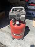 Kompresor pionowy Black Decker 24l