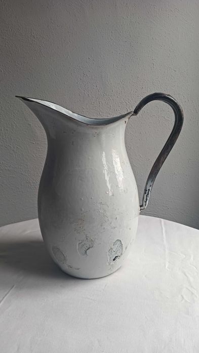 Stary emaliowany dzbanek.