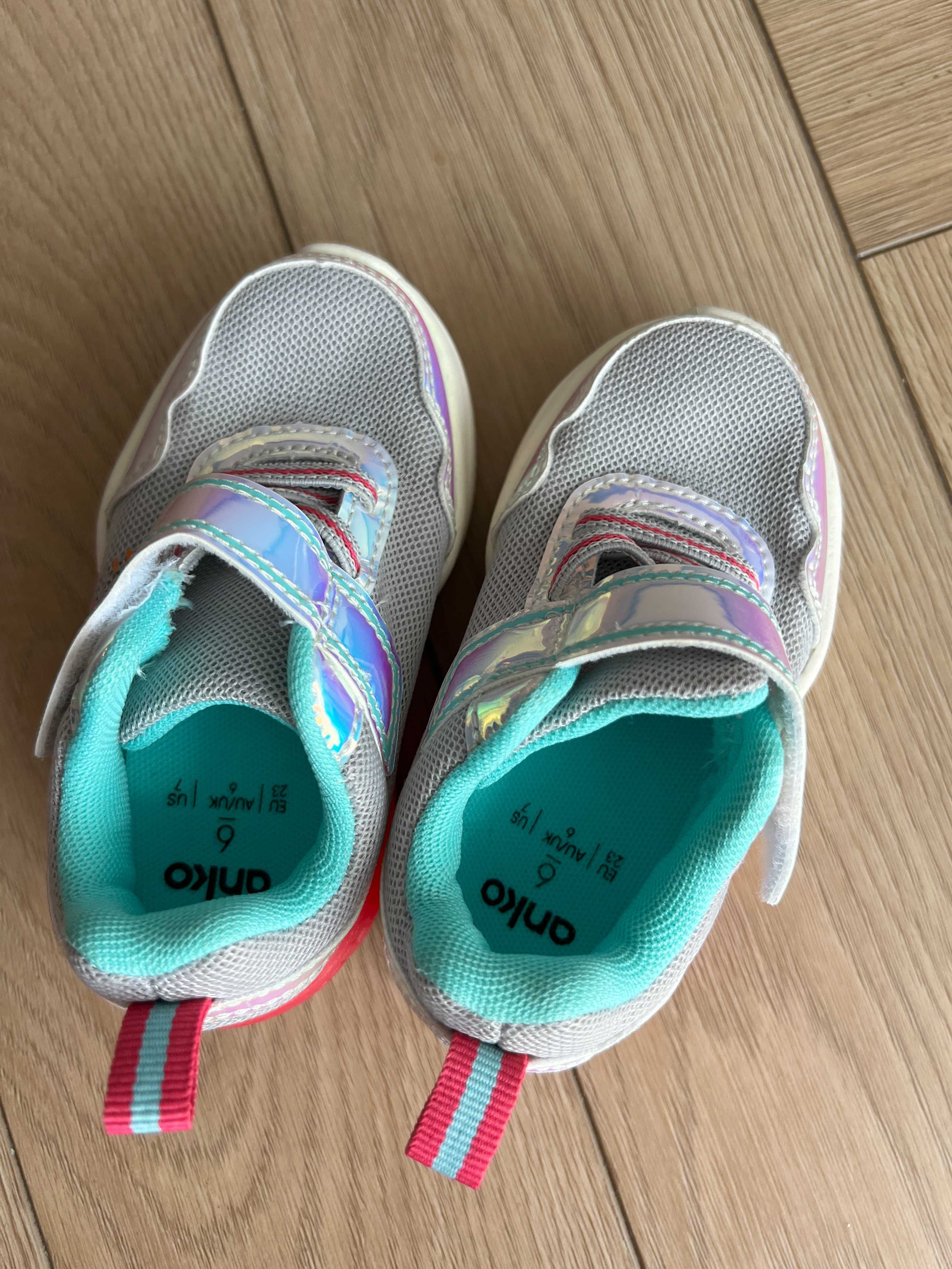 Nowe bez metki Buty sportowe świecące dla dziewczynki  r EU 23