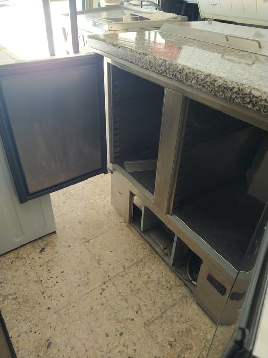 Frigorífico para preparar pizza e saladas