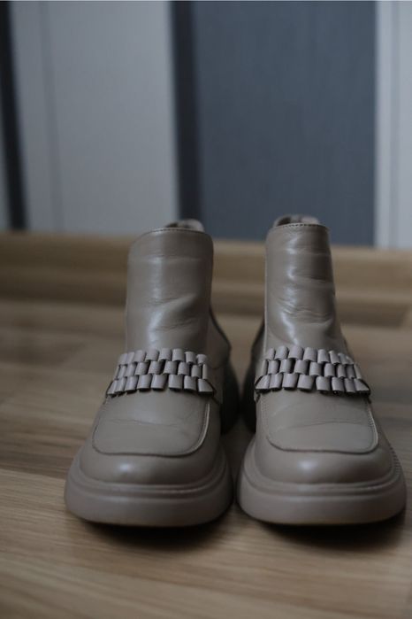 Демісезонні жіночі бежеві челсі з натуральної шкіри