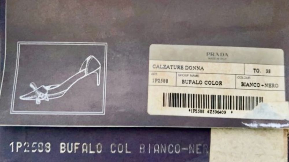 Sapatos em pele castanho da Prada