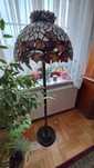 Luksusowa mosiężna  lampa stojąca z witrażowym  szklanym abażurem