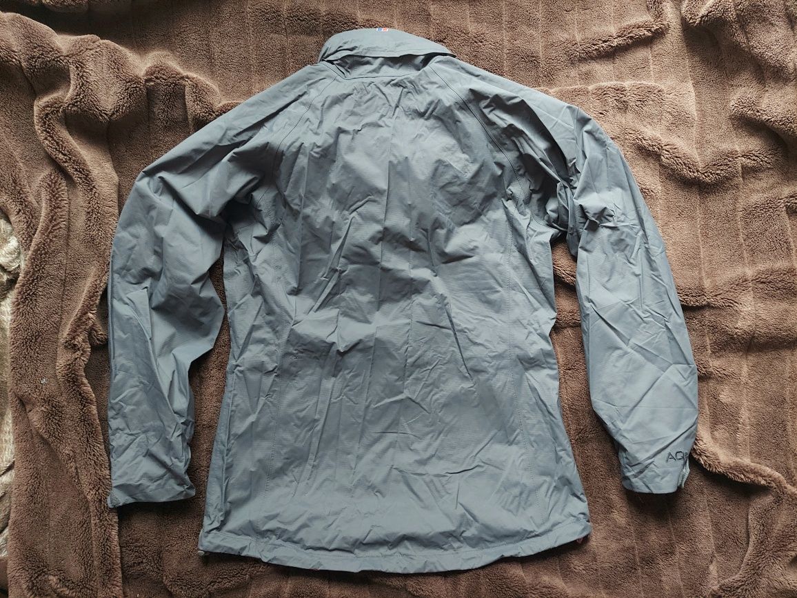 Куртка  berghaus gore tex оригінал 

Стан класний 

Розмір: s/m

Більш