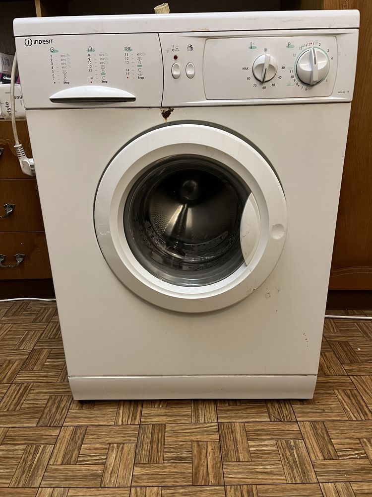 Продам стиральную машинку Indesit WG421TP