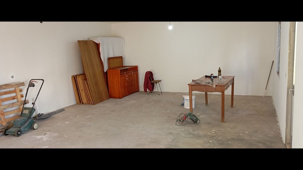 Alugo espaço para arrumos em anexo independente