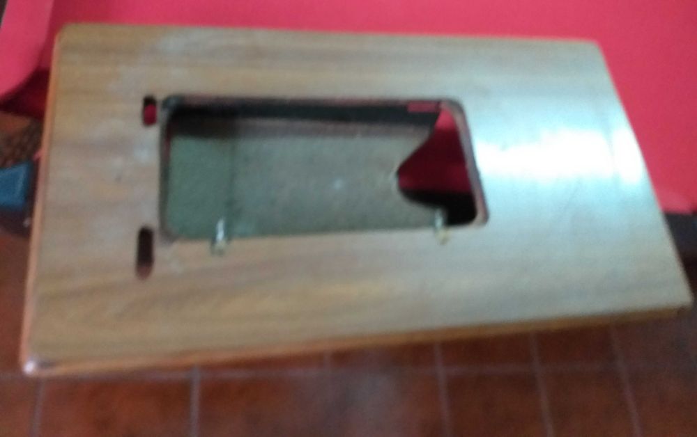 Maquina de costura e tampo