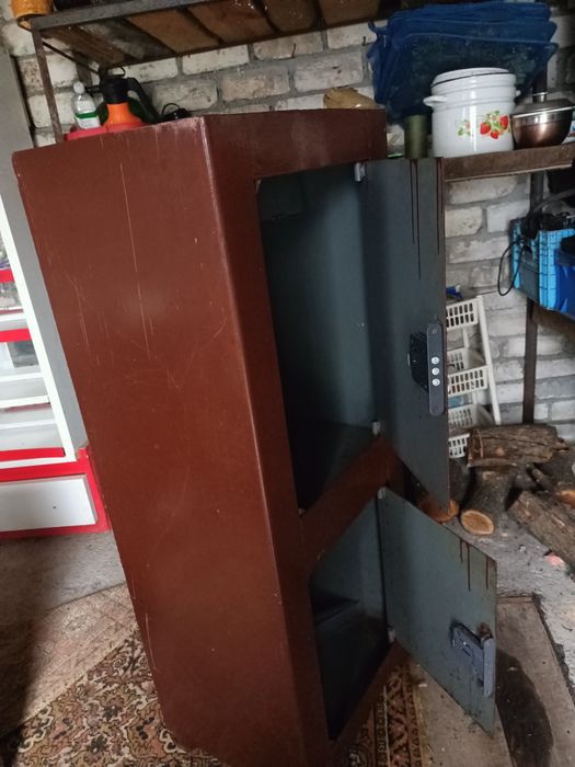 Продам металевий сейф