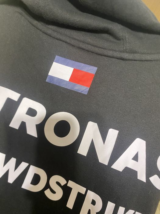 Худи бренда Tommy Hilfiger x Mersedes-AMG Petronas Formula 1