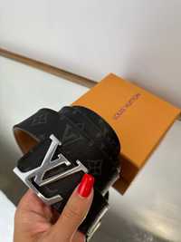 Pasek Louis Vuitton ze srebna klamra w pudełku