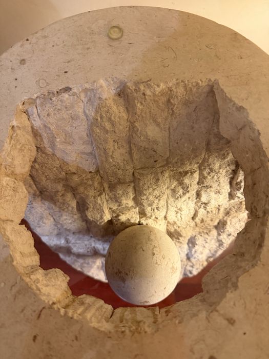 Mesa de apoio em pedra e tampo de vidro