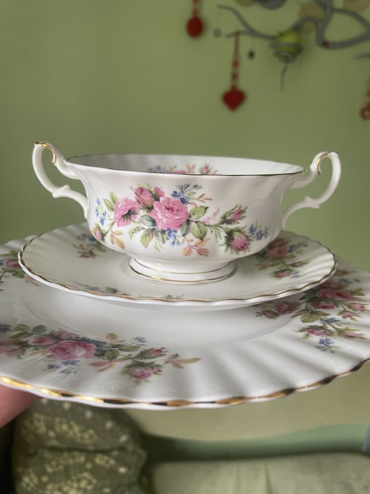 Бульйонница ,тарелки  из английского фарфора "Royal Albert"