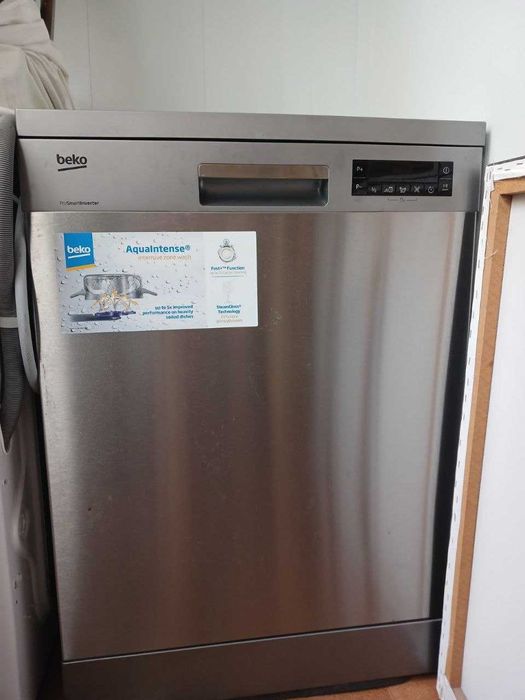 Посудомийна машина BEKO DFN26423X