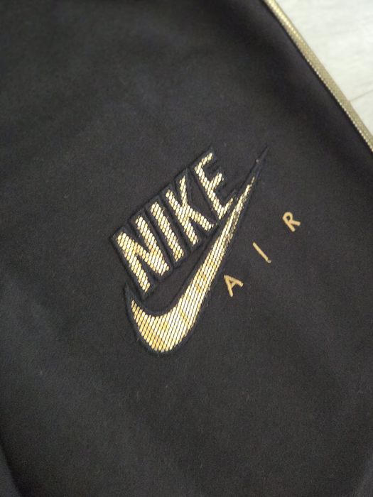 Dres czarny ze złotą aplikacja Nike r.164