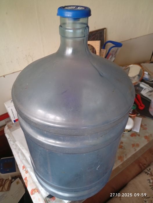 Бутиль для води з кришкою.