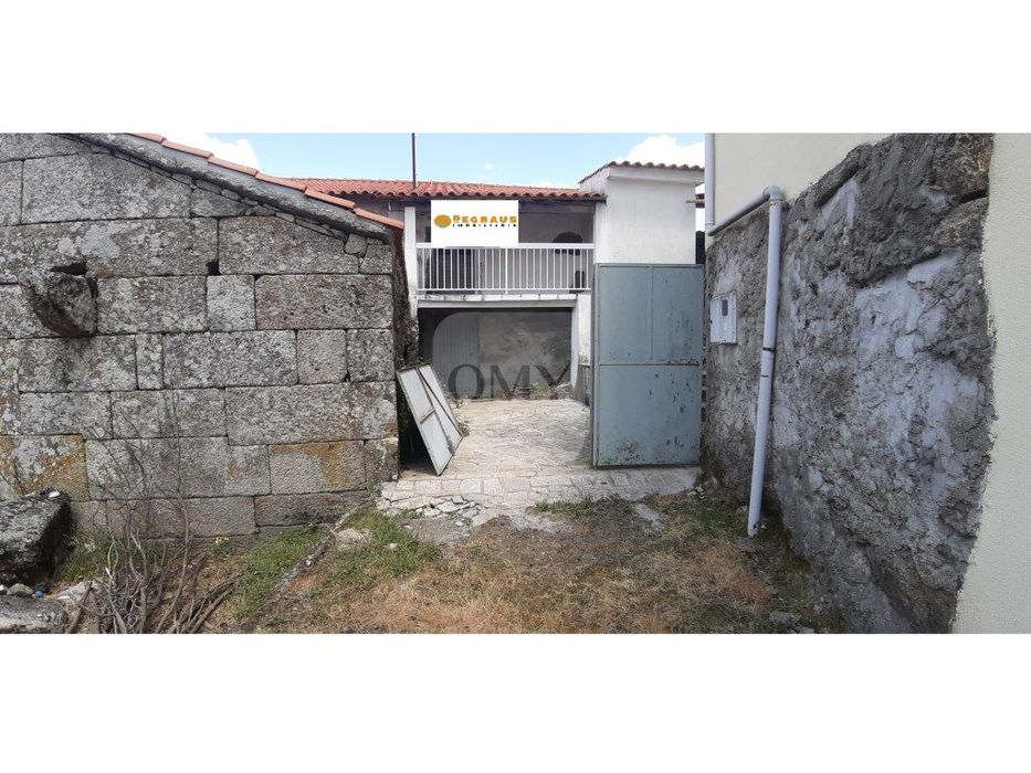 Para Recuperar | Moradia em Pedra | Carva, Murça